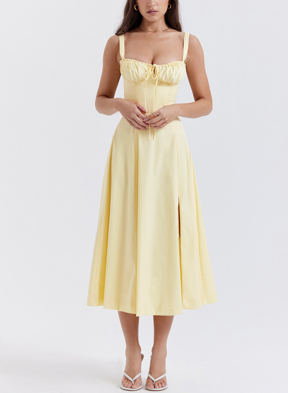 Kvinders elegante sommerkjole med bustier, sweetheart-udskæring og sideslids for en feminin og flydende stil.
