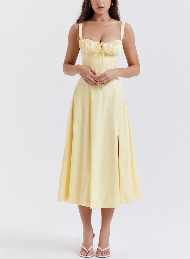 Kvinders elegante sommerkjole med bustier, sweetheart-udskæring og sideslids for en feminin og flydende stil.
