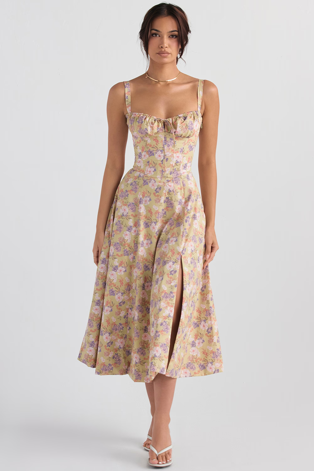 Kvinders elegante sommerkjole med bustier, sweetheart-udskæring og sideslids for en feminin og flydende stil.