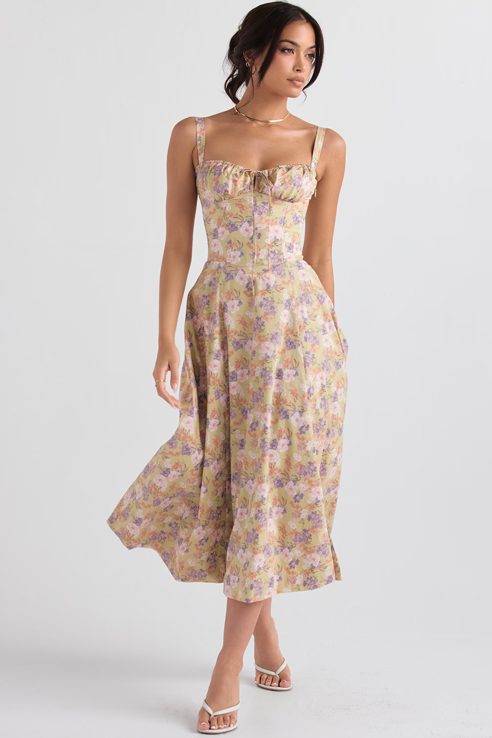 Kvinders elegante sommerkjole med bustier, sweetheart-udskæring og sideslids for en feminin og flydende stil.