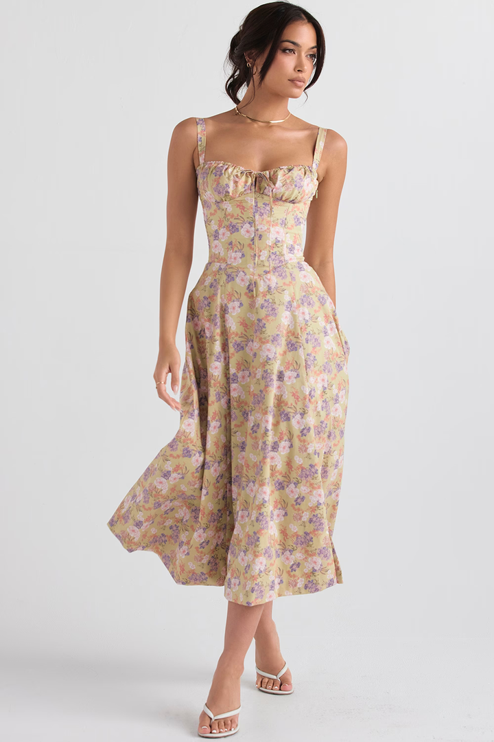 Kvinders elegante sommerkjole med bustier, sweetheart-udskæring og sideslids for en feminin og flydende stil.