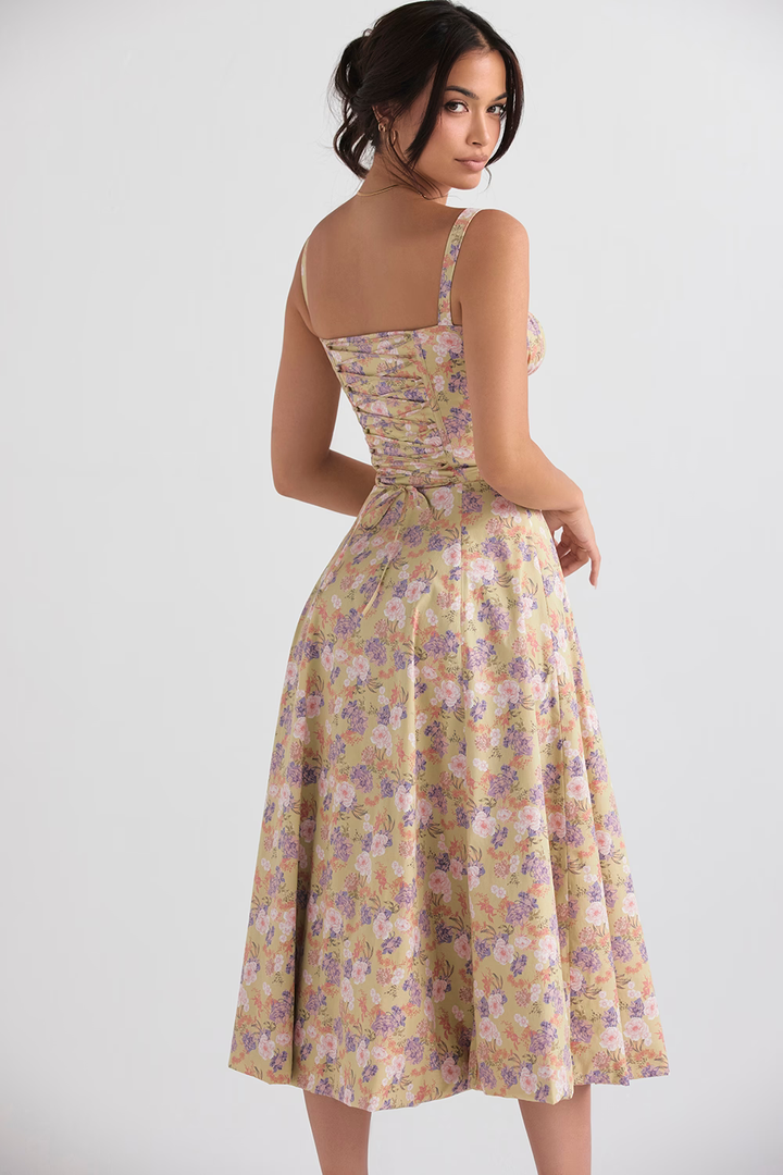 Kvinders elegante sommerkjole med bustier, sweetheart-udskæring og sideslids for en feminin og flydende stil.