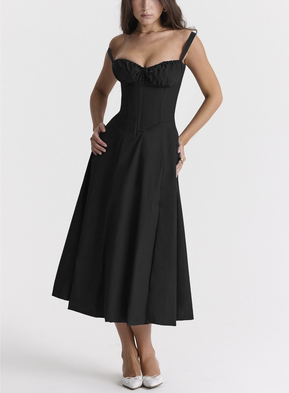 Kvinders elegante sommerkjole med bustier, sweetheart-udskæring og sideslids for en feminin og flydende stil.