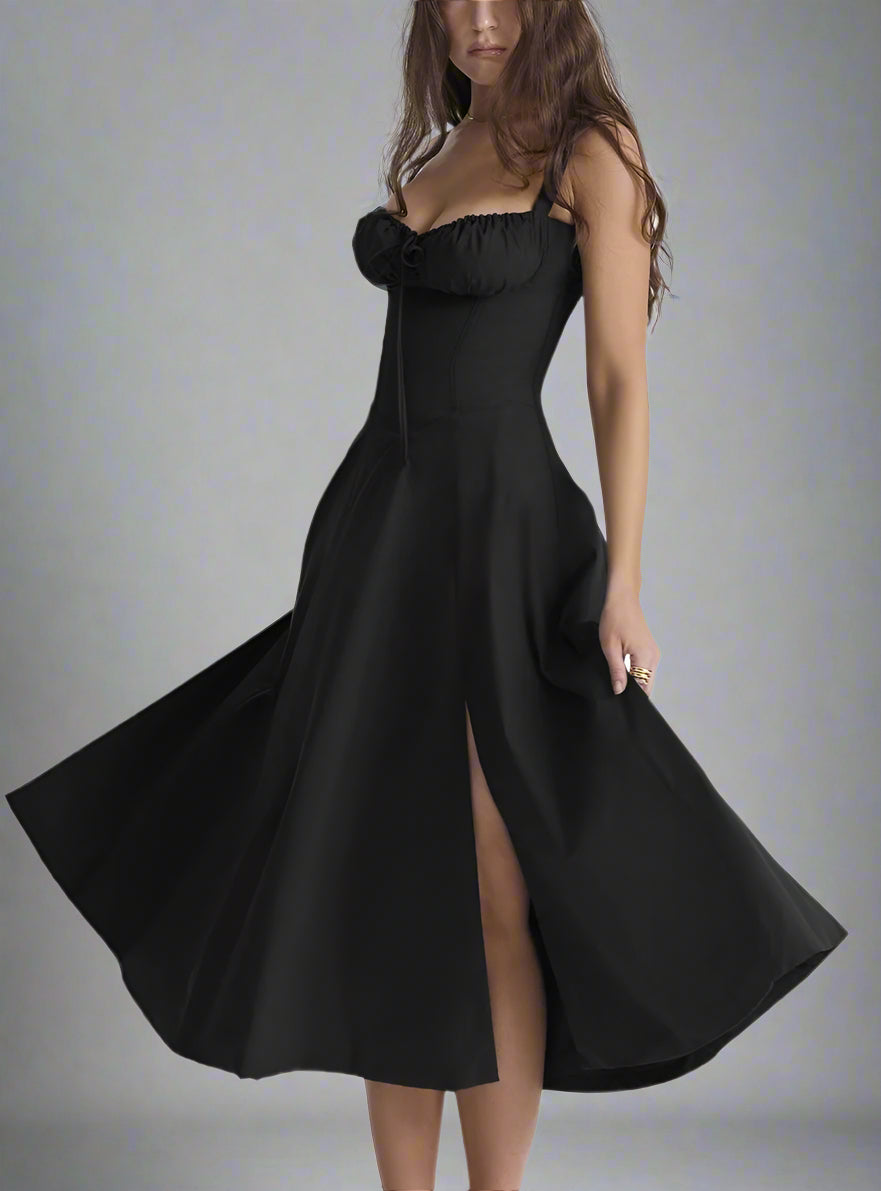 Kvinders elegante sommerkjole med bustier, sweetheart-udskæring og sideslids for en feminin og flydende stil.