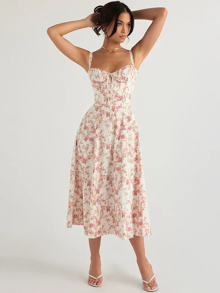 Kvinders elegante sommerkjole med bustier, sweetheart-udskæring og sideslids for en feminin og flydende stil.