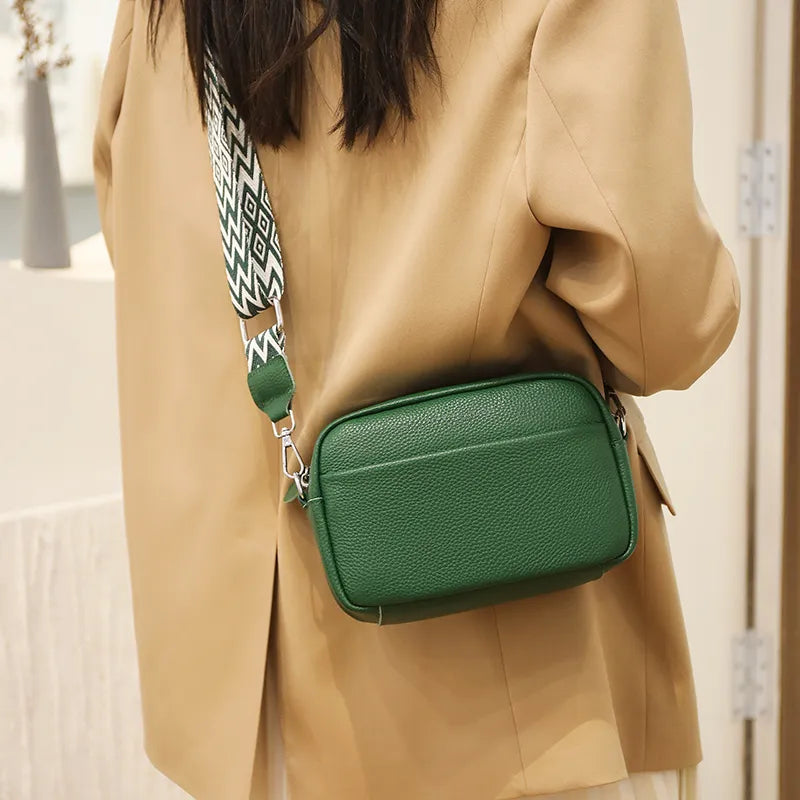 "Elegant crossbody-taske i ægte læder til kvinder; alsidigt design med justerbar rem og flere rum; passer til enhver stil."
