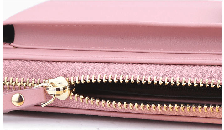 Elegant crossbody taske med guldfarvede beslag og justerbar rem, ideel til hverdagsbrug og festlige lejligheder.