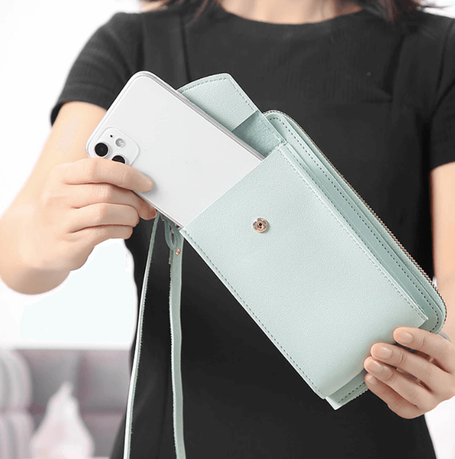 Elegant crossbody taske med guldfarvede beslag og justerbar rem, ideel til hverdagsbrug og festlige lejligheder.