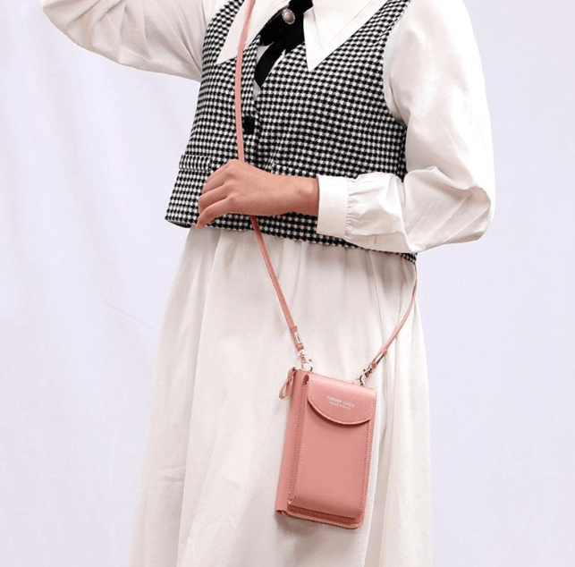 Elegant crossbody taske med guldfarvede beslag og justerbar rem, ideel til hverdagsbrug og festlige lejligheder.