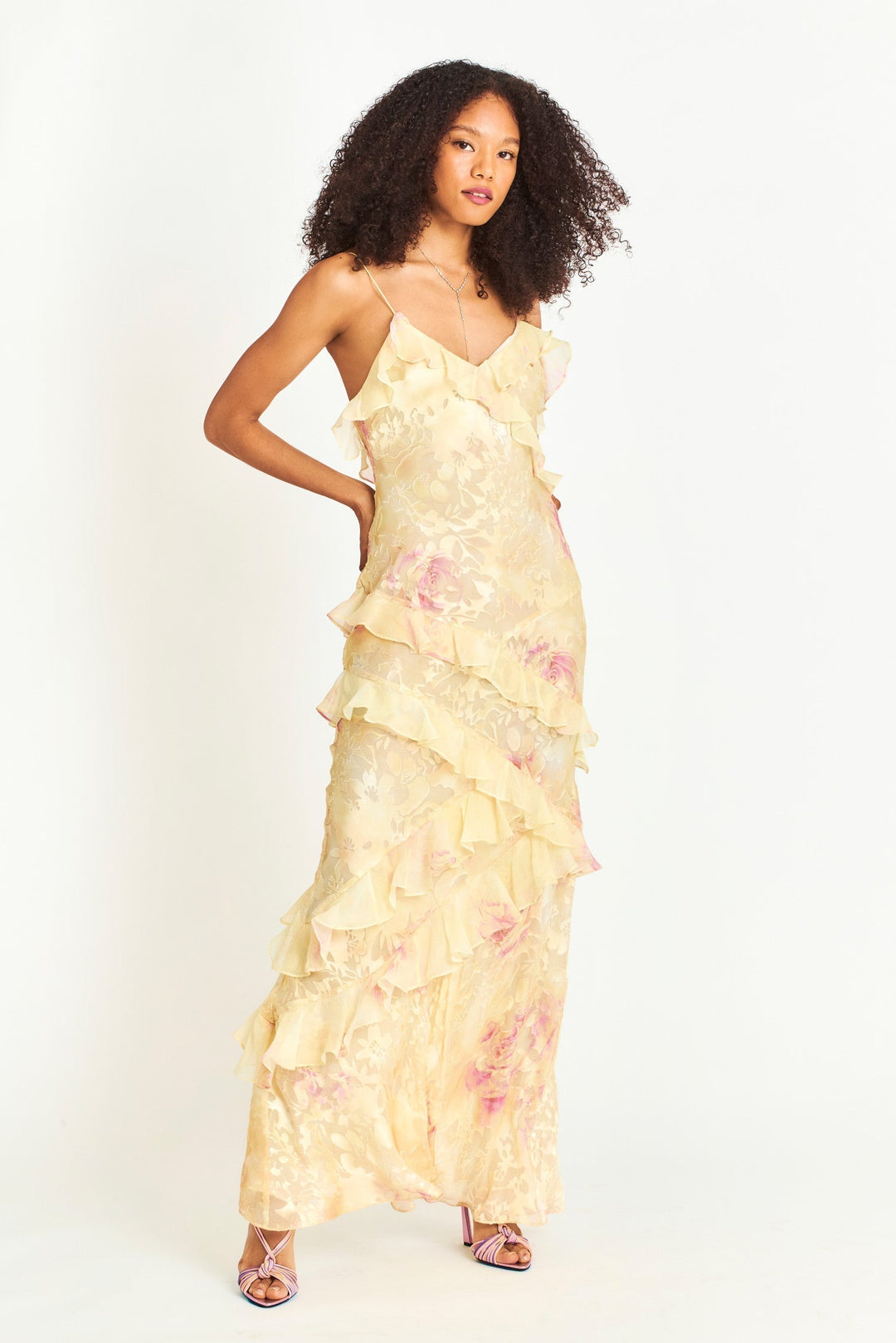 Dame maxikjole, blomsterkjole, flæsekjole. Elegant pastelfarvet sommerkjole til fest og ferie.