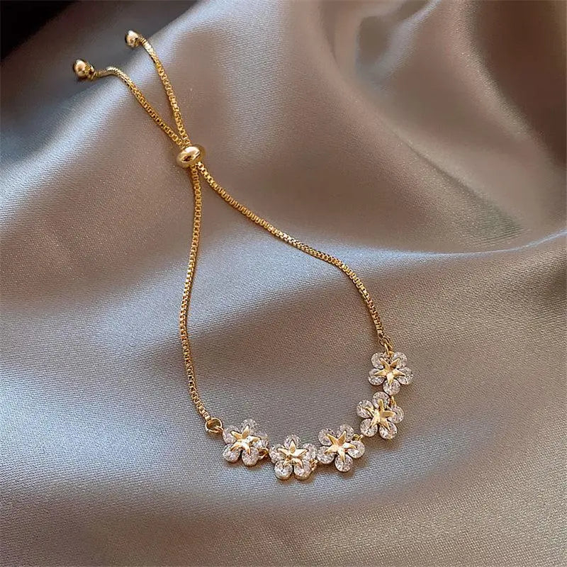 Justerbart krystalarmbånd i blomsterdesign til damer, et alsidigt og elegant smykke til enhver anledning.