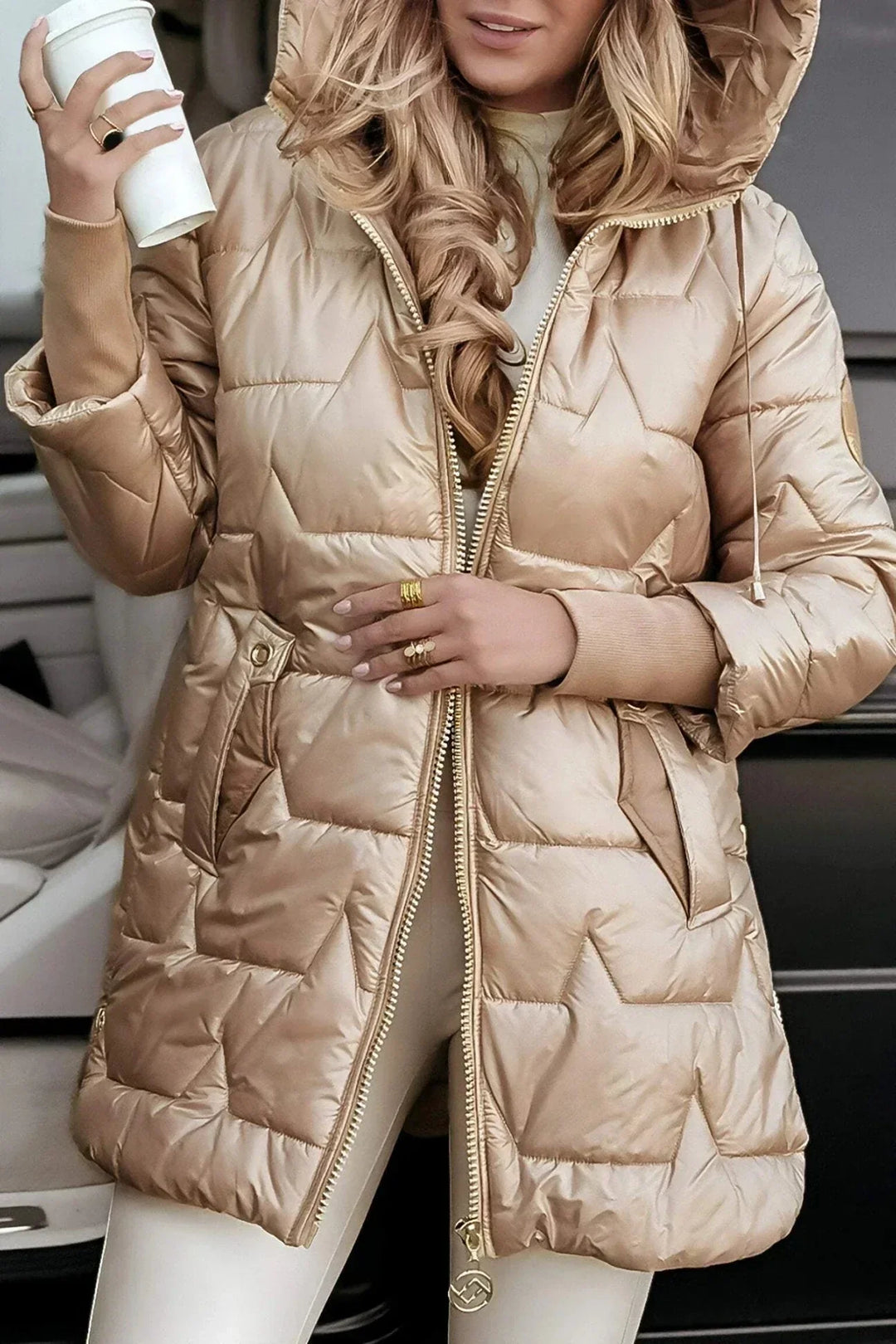 Dame dunfrakke: varm, elegant og quiltet lang jakke med hætte. Perfekt overtøj til vinter og koldt vejr.