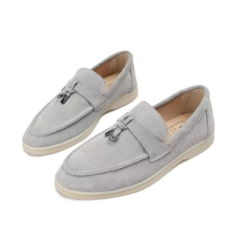 Nærbillede af spids tå på elegant dame loafer; detalje der fremhæver designet.
