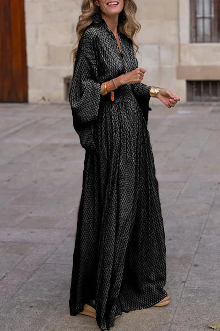 Elegant dame maxikjole med flot tekstur og brede ærmer. Løs pasform for komfort og stil.