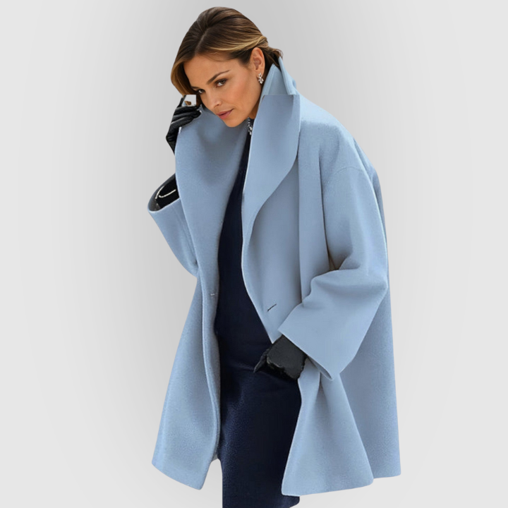 Komfortabel oversized damefrakke med høj krave. Moderne design perfekt til vinter.