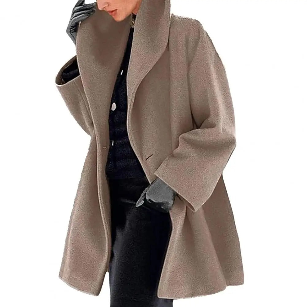 Moderne damefrakke, oversized pasform med høj krave. Perfekt til vinterens elegance.
