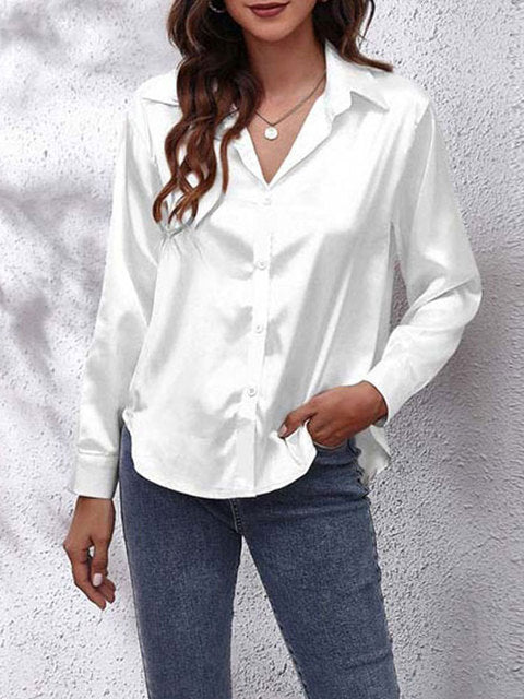 Stilfuld dameskjorte med elegant glans og trendy frontknude. Ideel til kontorstil eller et smart hverdagslook.