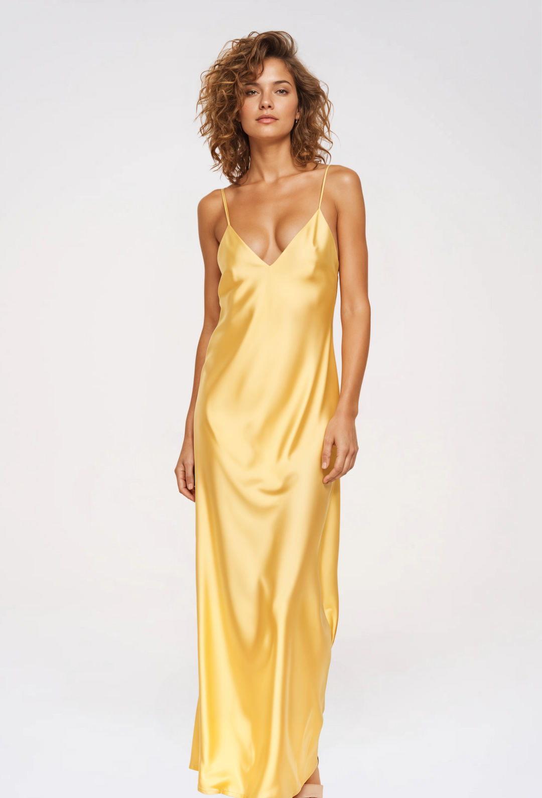 Elegant dame slip maxi kjole med spaghettistropper, perfekt til fest og sommer. Lang festkjole.