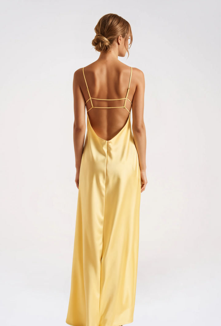 Minimalistisk dame slip maxi kjole med spaghettistropper, ideel som festkjole eller galla kjole.