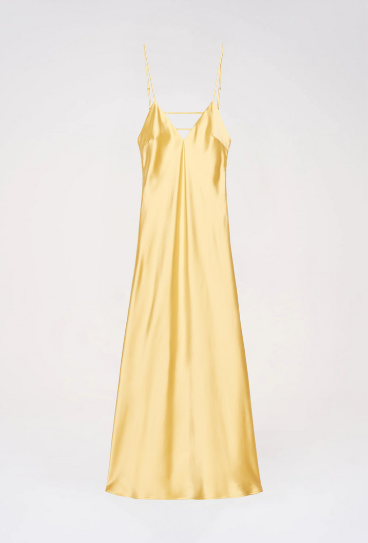 Smuk dame festbeklædning: en sort elegant slip maxi kjole med fine spaghettistropper.