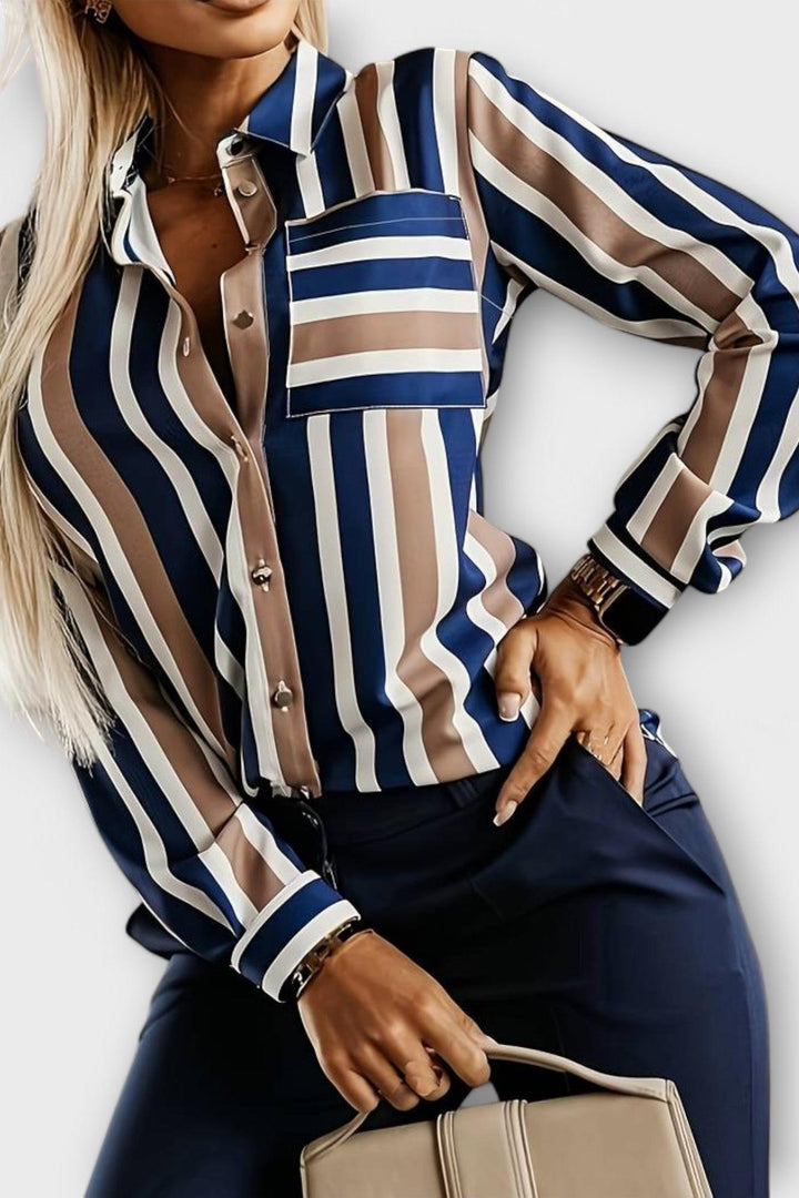 Moderne dame skjorte i stribet design med praktisk brystlomme. Ideel til elegant hverdag og professionel stil.