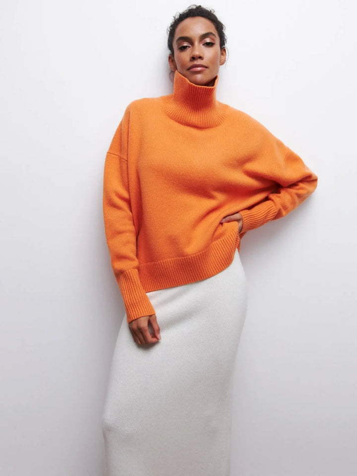 Elegant dame striktrøje med høj hals i ribstrik. Varm og moderne pullover til vinter og hverdag.