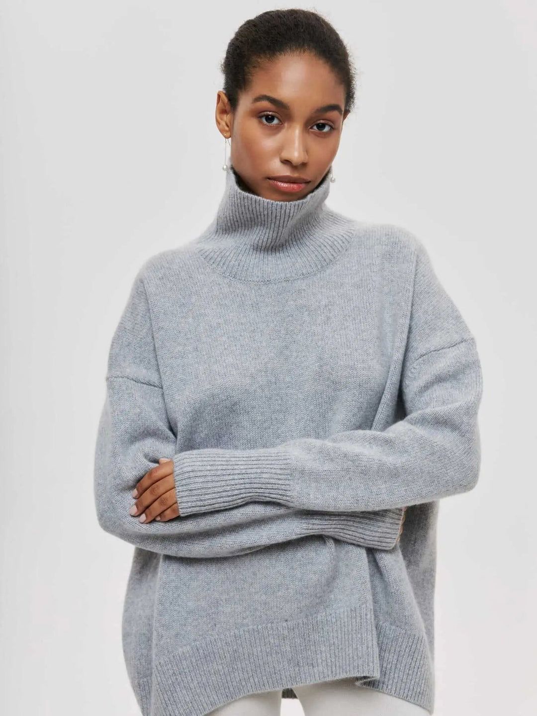 Dame striktrøje med høj hals i afslappet pasform. Elegant og varm pullover perfekt til koldt vejr og hverdag.