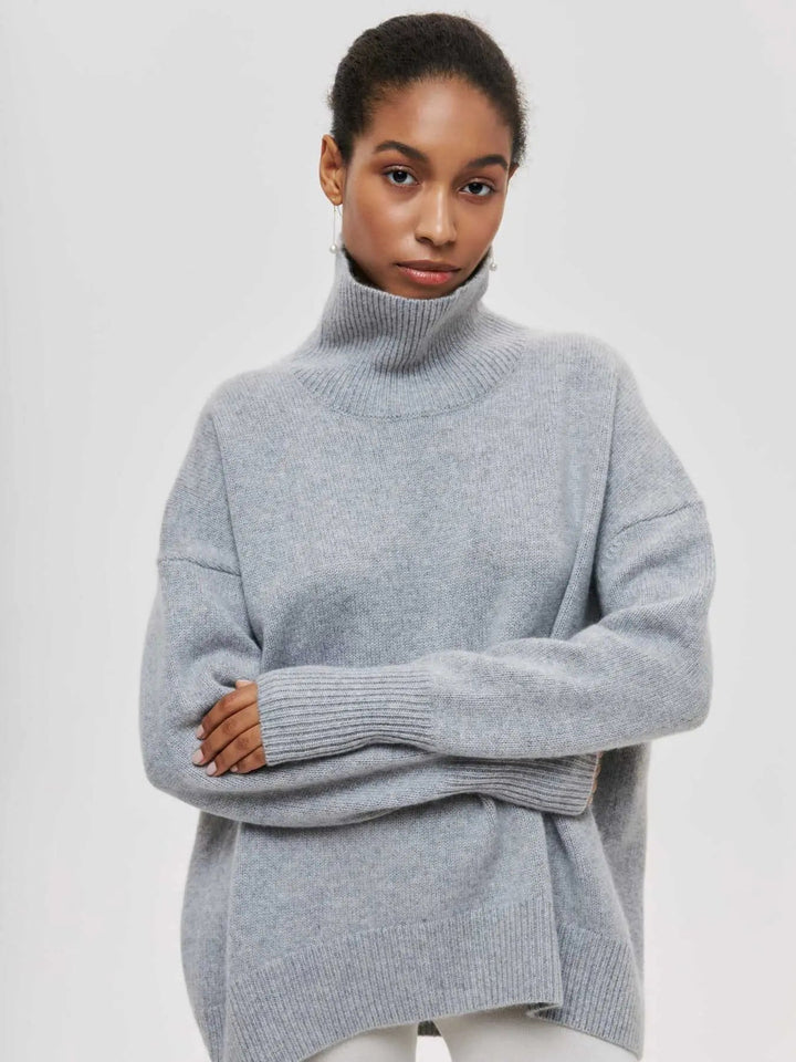 Dame striktrøje med høj hals i afslappet pasform. Elegant og varm pullover perfekt til koldt vejr og hverdag.