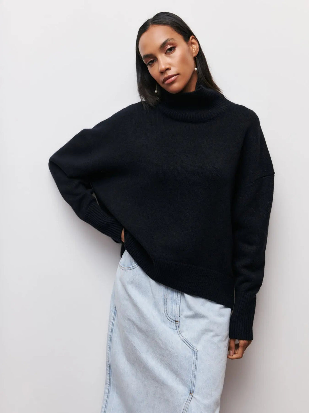 Varm dame striktrøje med høj hals for koldt vejr. En moderne, ribstrikket pullover med elegant og komfortabel stil.