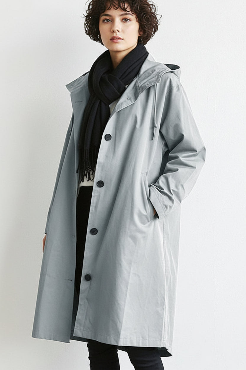 Elegant dame vandtæt regn trenchcoat med hætte. Perfekt til stilfuld beskyttelse mod regn i forår/efterår.