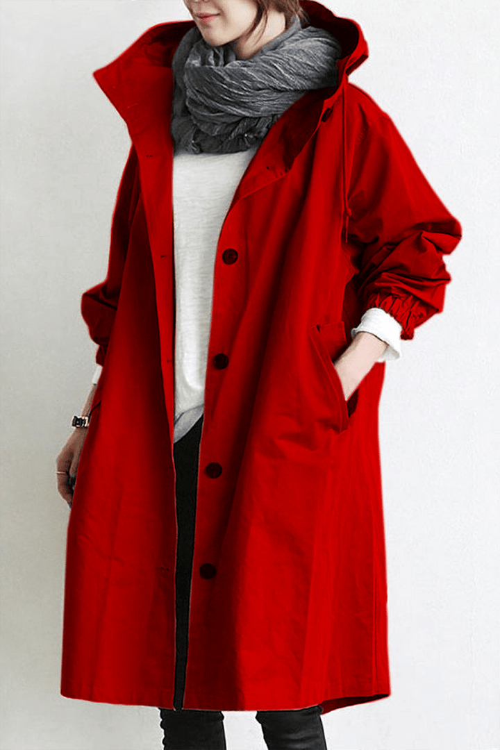 Dame vandtæt lang regnfrakke med hætte. Elegant trenchcoat, perfekt som alsidigt overtøj til skiftende vejr.