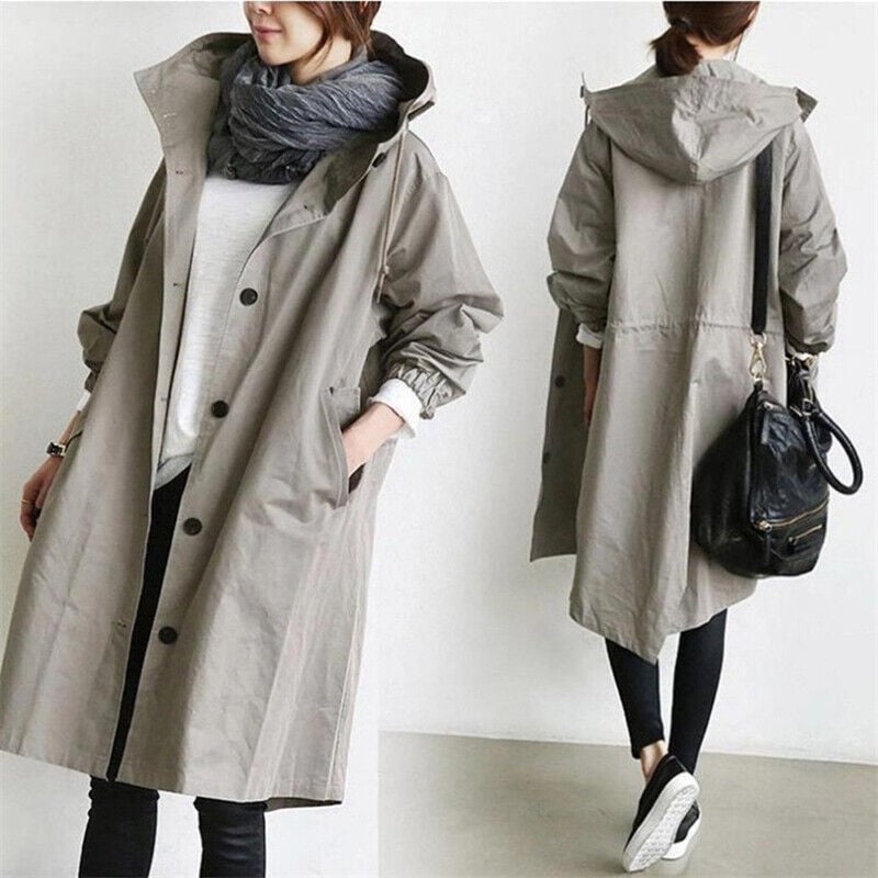 Elegant vandtæt dame regnfrakke. Klassisk trenchcoat med hætte. Optimal beskyttelse og mode til overtøj.