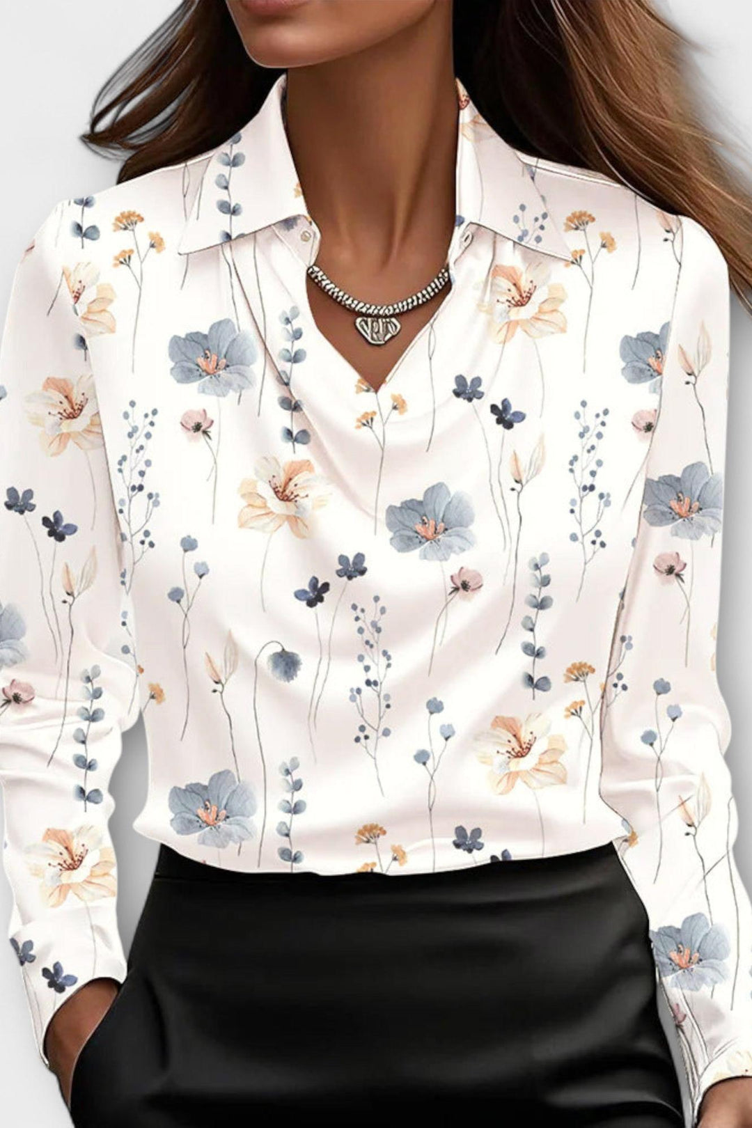 Moderne damebluse med draperet hals. Stilfuld til arbejde, fest og hverdag. Komfortabel pasform.