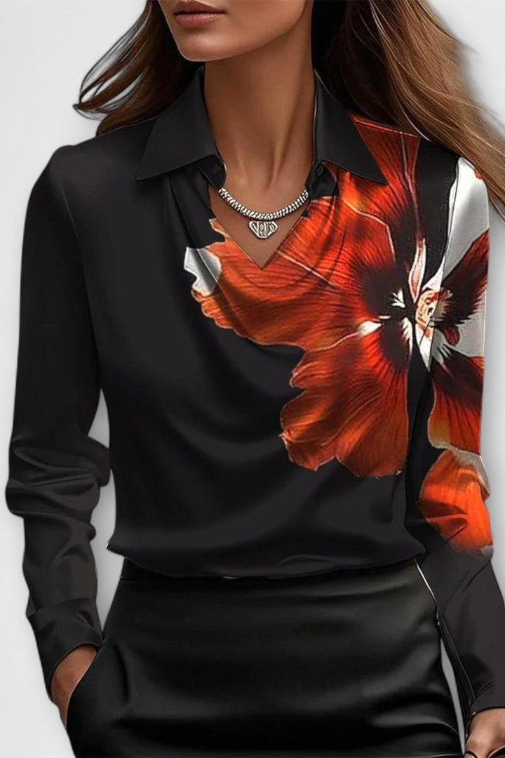 Stilfuld feminin damebluse med elegant draperet hals. Ideel til en sofistikeret arbejds- eller festlook.