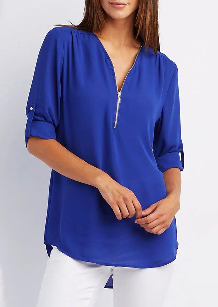 "Elegant damebluse med lynlås og blødt materiale, fås i flere farver. Perfekt til både hverdags- og festbrug."