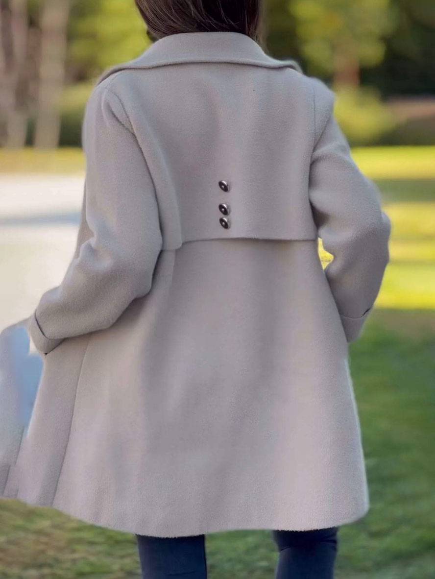 Tidløs, lang damefrakke for kvinder. En varm efterårsjakke der kombinerer komfort med et elegant look.