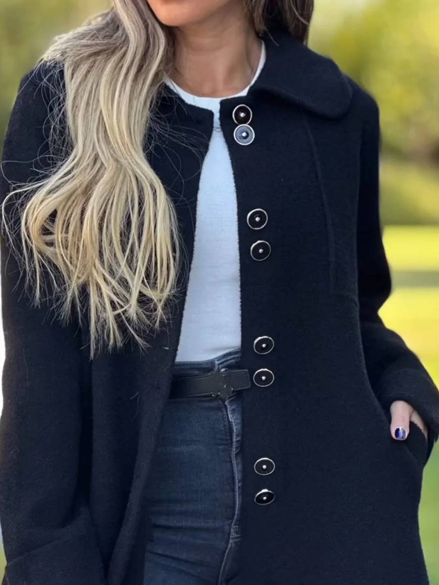 Elegant damefrakke i smukt snit. Den perfekte lange jakke for varme og stil i efterår/vinter.