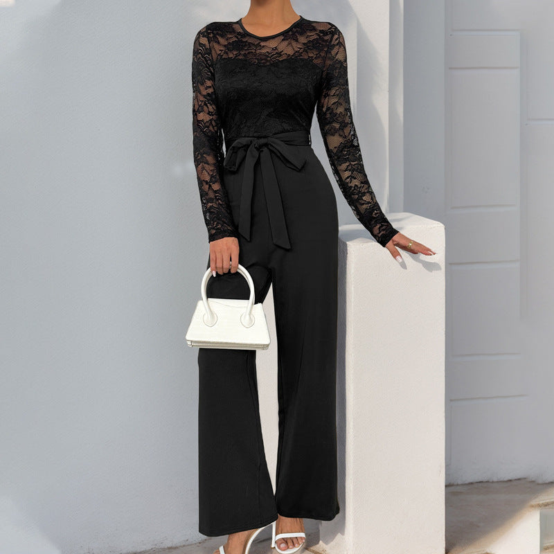 Elegant damejumpsuit med blondetopp, lange ærmer og bindebånd i taljen, perfekt til fest og aftenbeklædning.