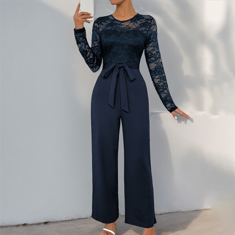 Moderne festjumpsuit med delikat blondetop, taljebånd og lange ærmer, et elegant valg for kvinders garderobe.
