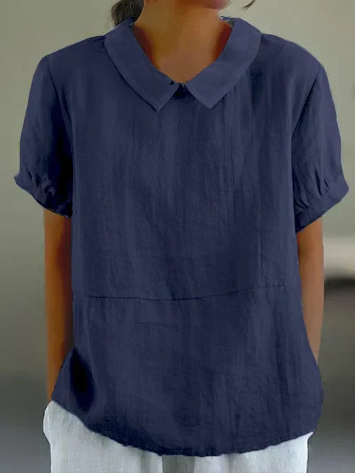 Elegant ensfarvet top til kvinder; let, blød pasform med sofistikerede detaljer.