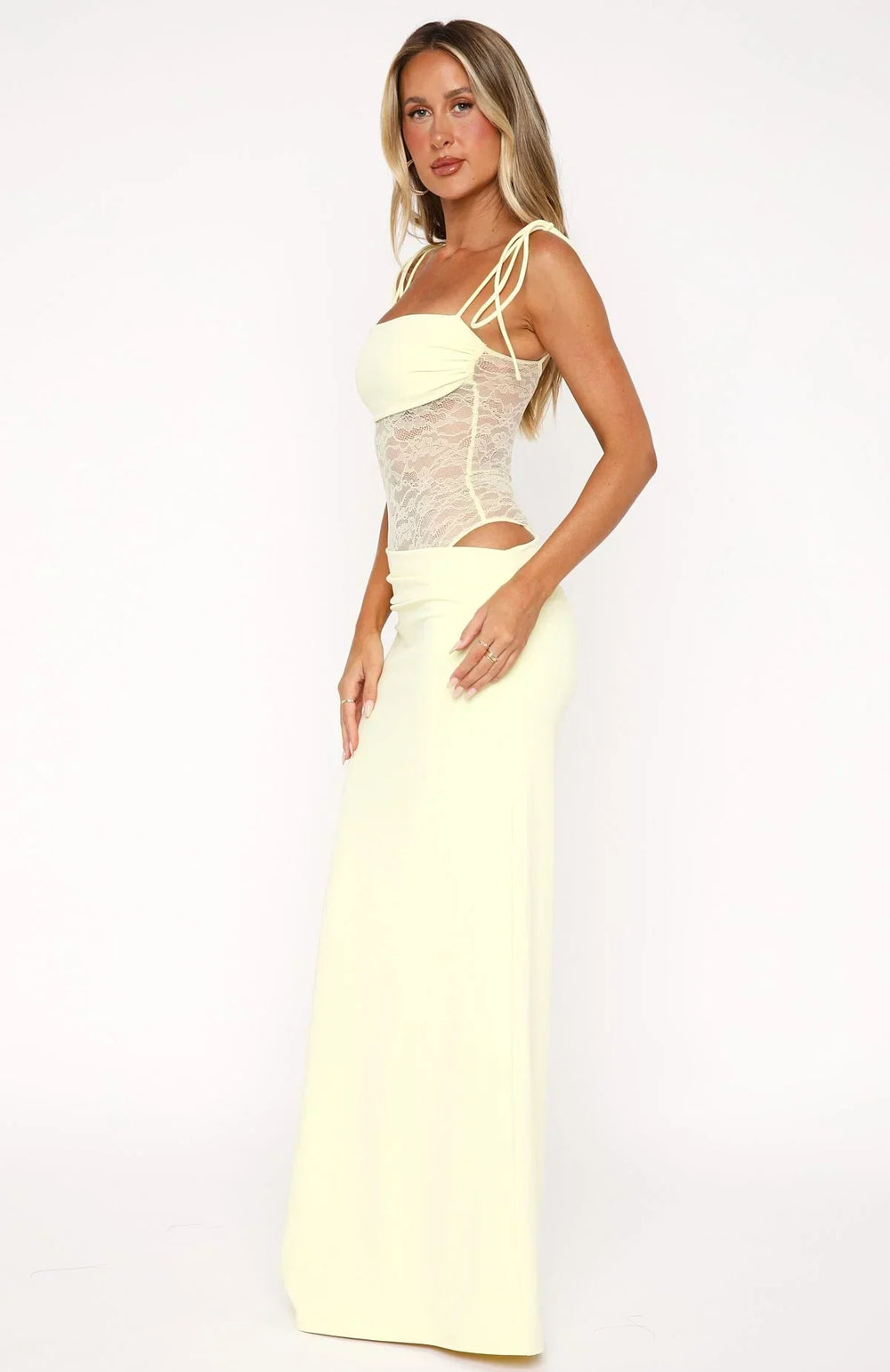 Sensuel, figursyet kvindekjole i lang model med elegante snørestropper og fine blonder. Ideel til sommer og fest.
