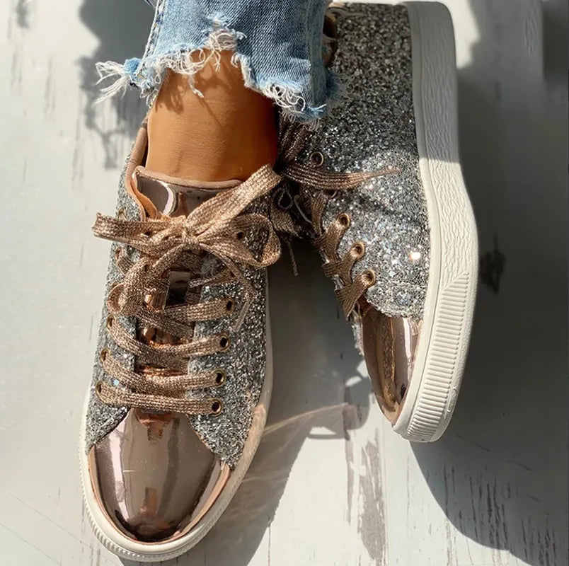 "Elegant glimmer damesko med sporty look, ideel til hverdag og fest; luksuriøst design med høj komfort."