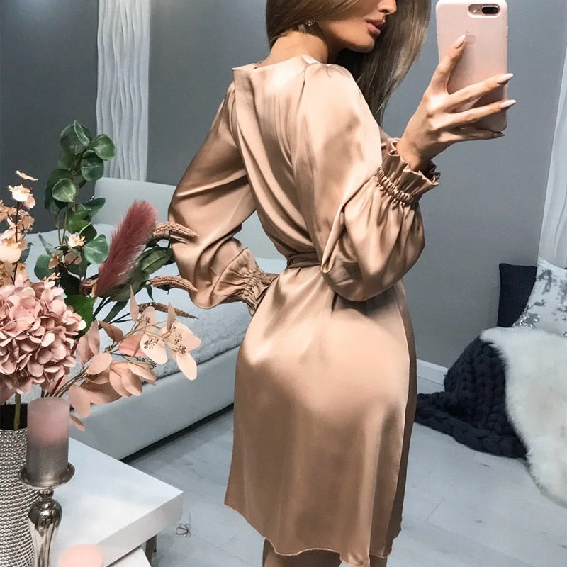 Tidløs champagne festkjole. Lang, elegant kjole for kvinder, ideel til bryllup eller galla.