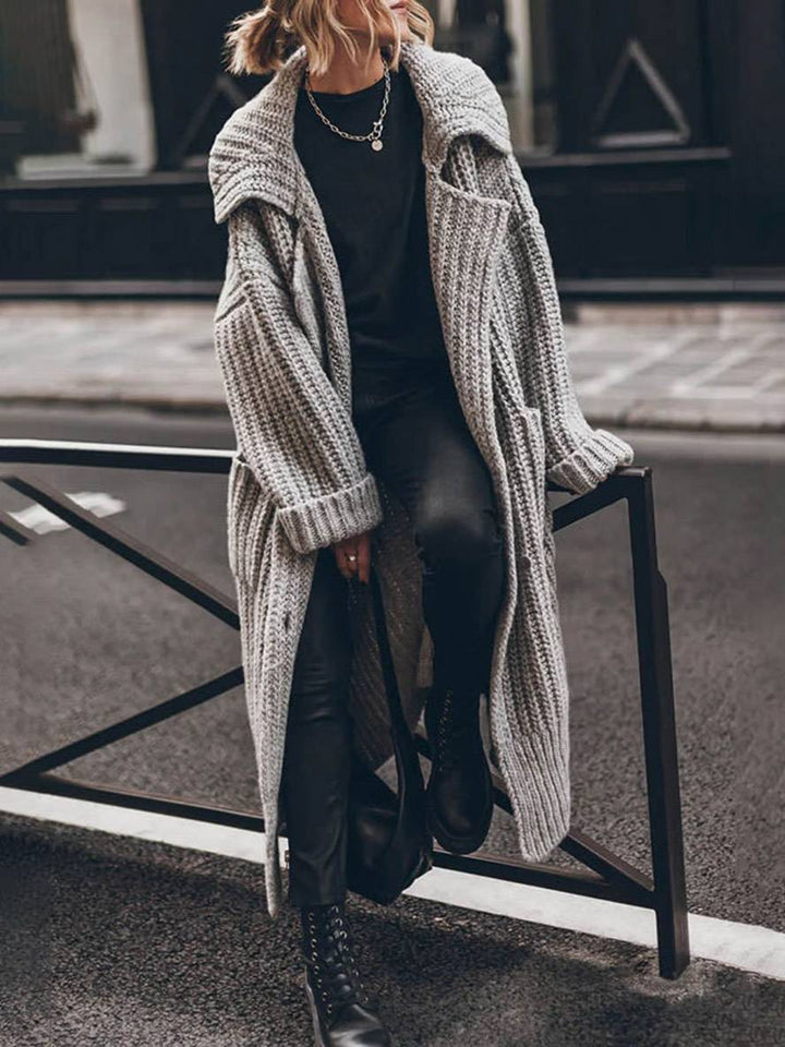 Elegant grå oversized cardigan til kvinder, løstsiddende med knapper og reverskrave, perfekt til hverdag.