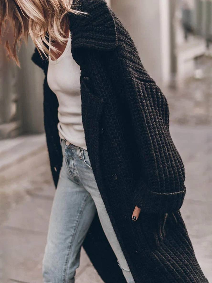 Langærmet grå kvinde cardigan, løstsiddende med reverskrave, et must-have til din garderobe.