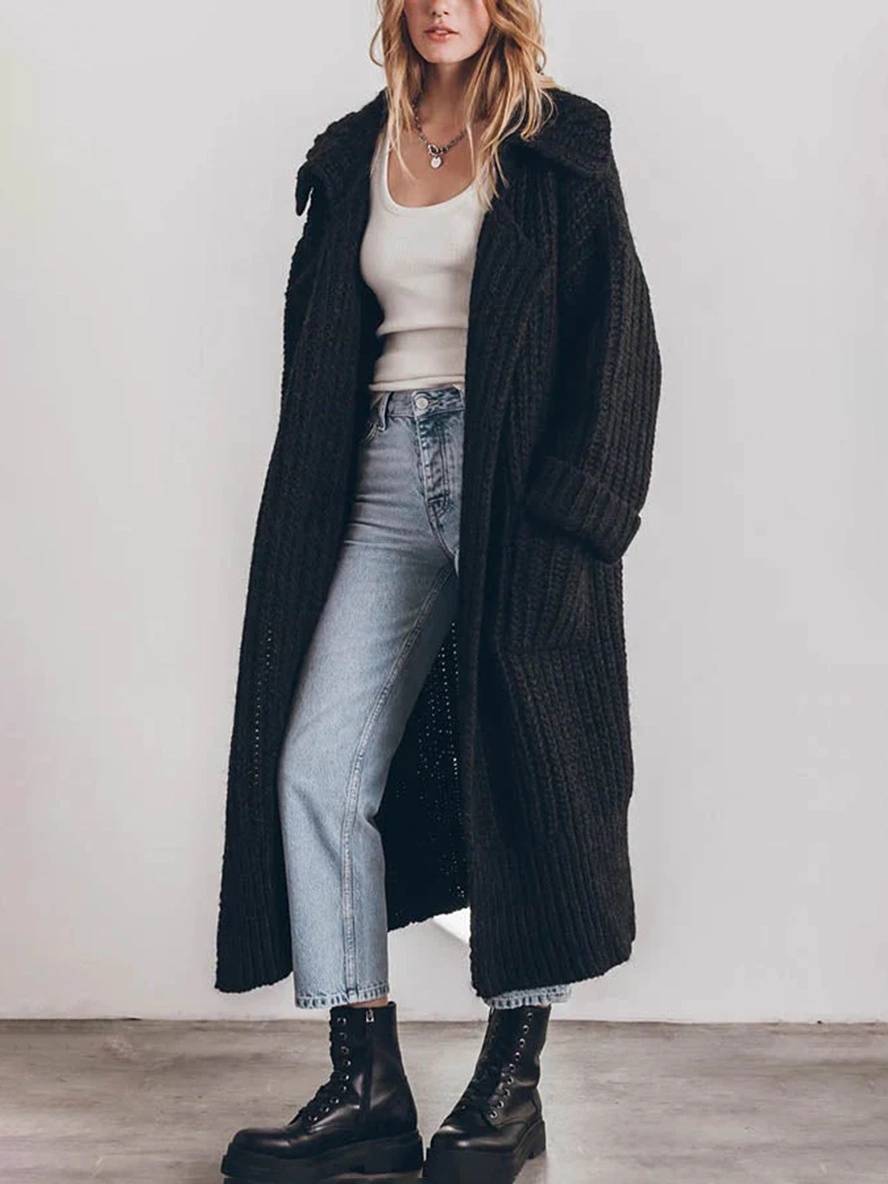 Elegant grå cardigan, langærmet og løstsiddende, ideel som en varm sweater til kvinder.