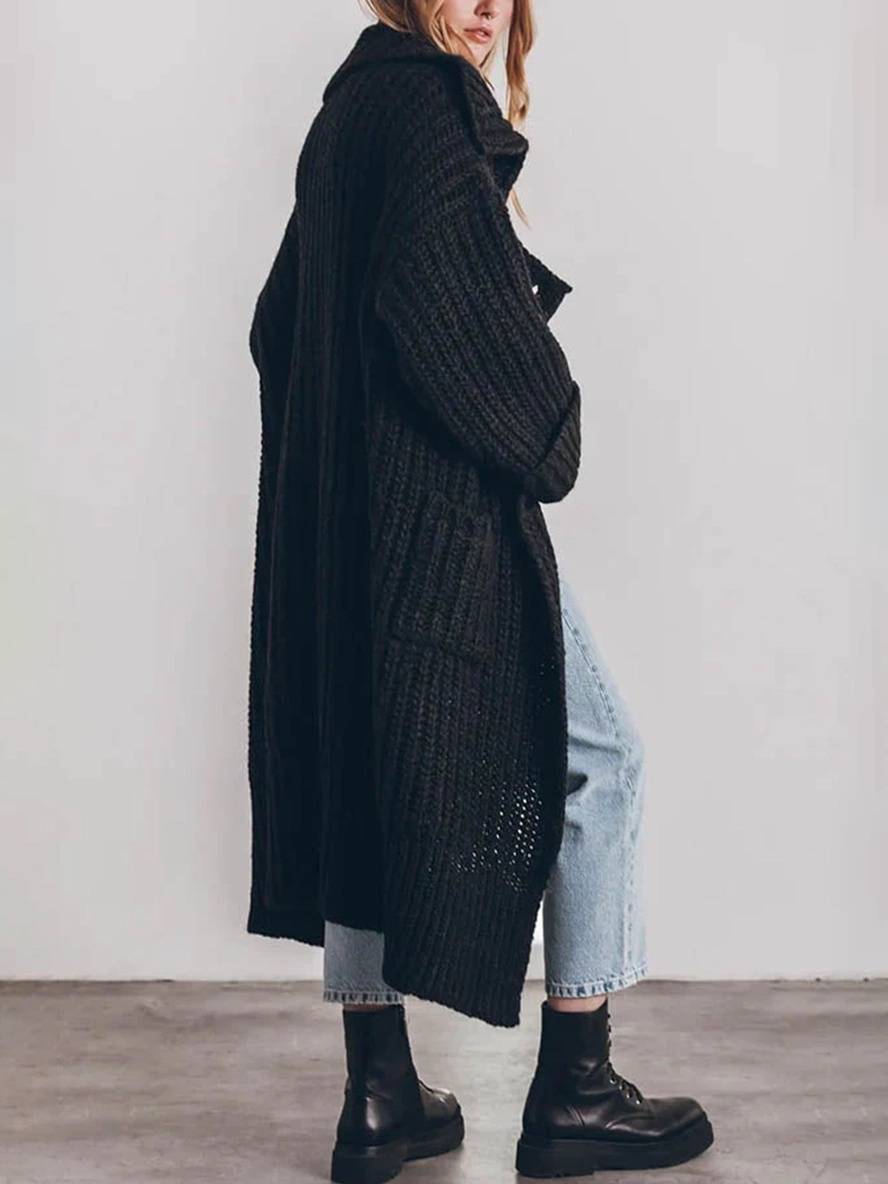 Oversized kvinde cardigan i sort, med reverskrave og knapper, perfekt for en moderne stil.