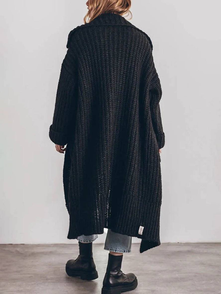 Grå ensfarvet cardigan til kvinder, med knapper, giver komfort og et afslappet, elegant look.