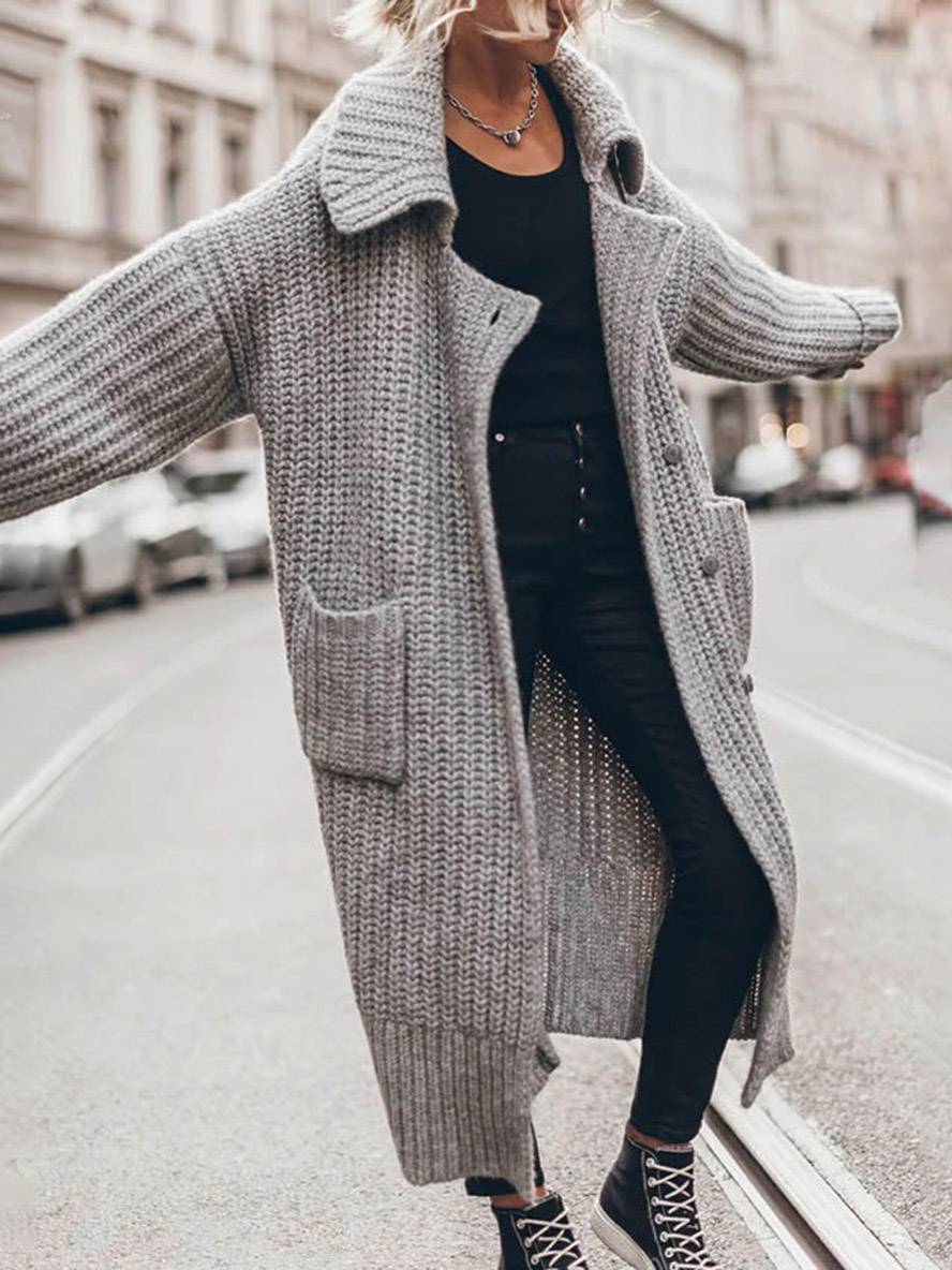 Stilfuld sort cardigan til kvinder, langærmet og løstsiddende, med reverskrave for elegant look.