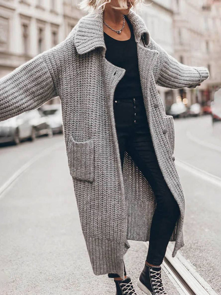 Stilfuld sort cardigan til kvinder, langærmet og løstsiddende, med reverskrave for elegant look.